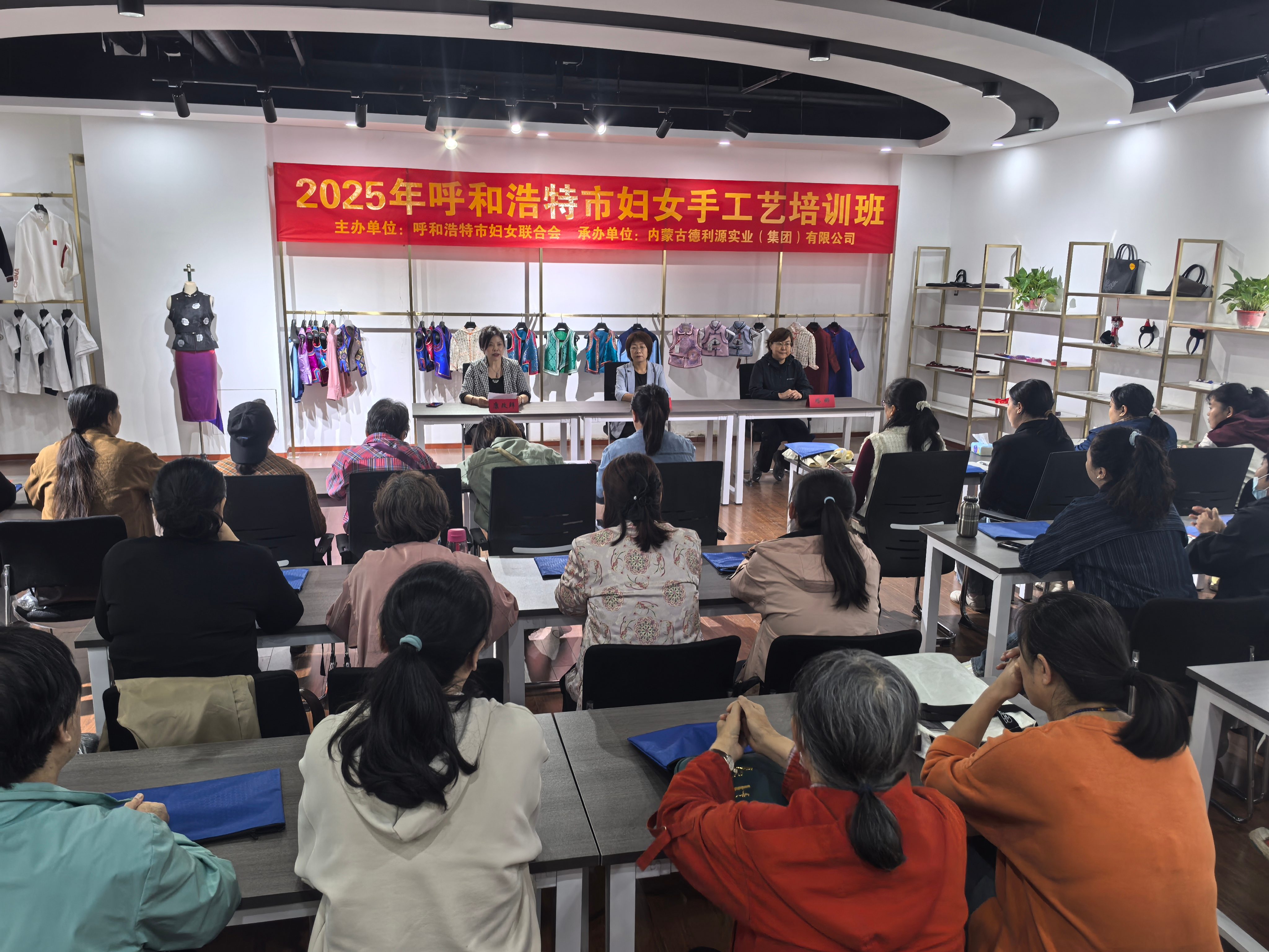 家門口學技能，靈活就業有門路！2025年呼和浩特市婦聯婦女手工藝培訓圓滿完成